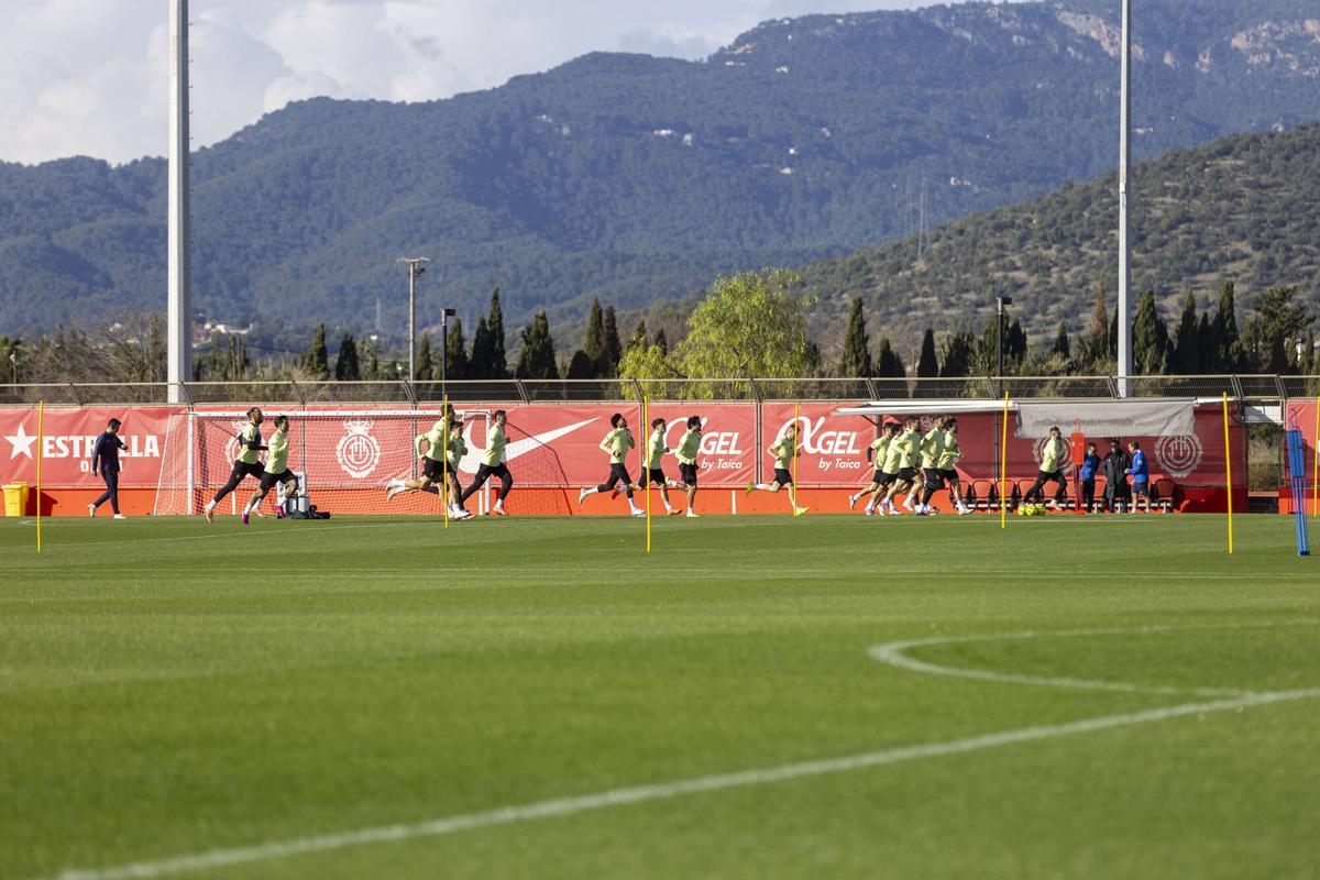 El Mallorca ha regresado este lunes a los entrenamientos tras las vacaciones de Navidad, sesión que se ha realizado en Son Bibiloni