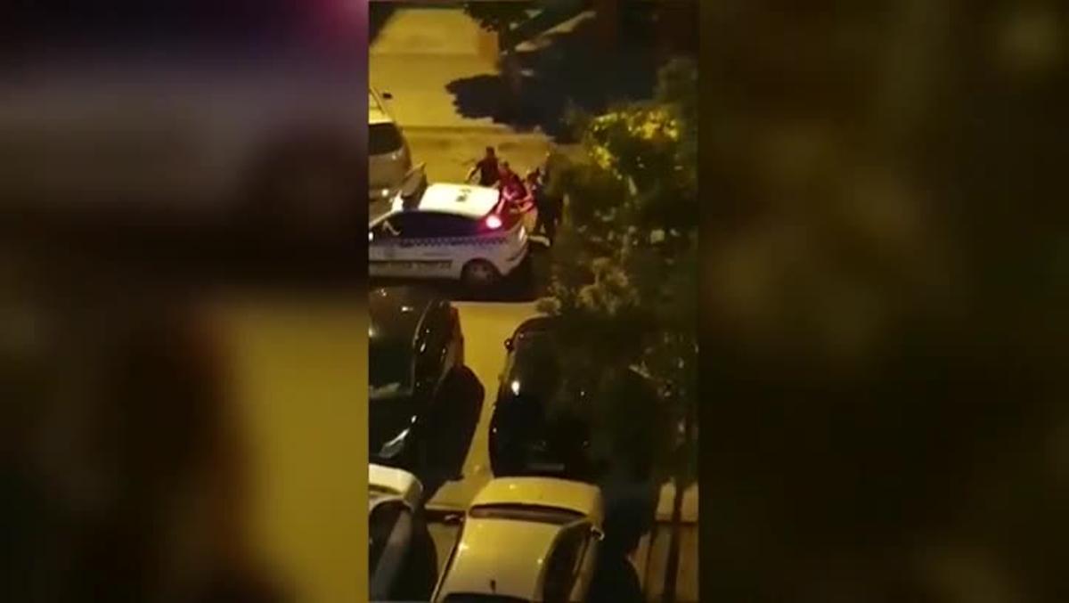 Las tres víctimas se encontraban en la calle cuando recibieron varios disparos desde la ventana de una vivienda situada en la calle de Victoria Kamhi, donde el agresor, de 35 años, se atrincheró hasta que fue detenido.