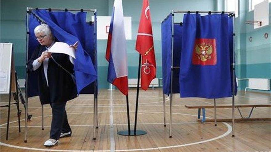 Rusia vive unas elecciones empañadas por la desconfianza de los opositores