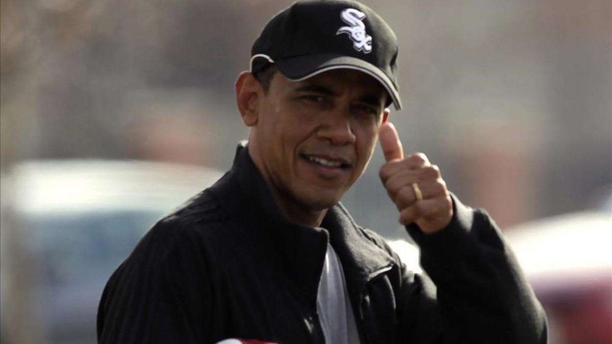 Obama saluda luciendo la gorra de los Chicago White Sox de beisbol.