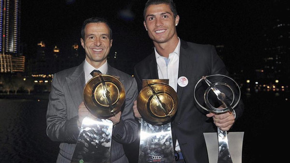 Mendes y CR7, posando junto a varios premios del jugador en 2011