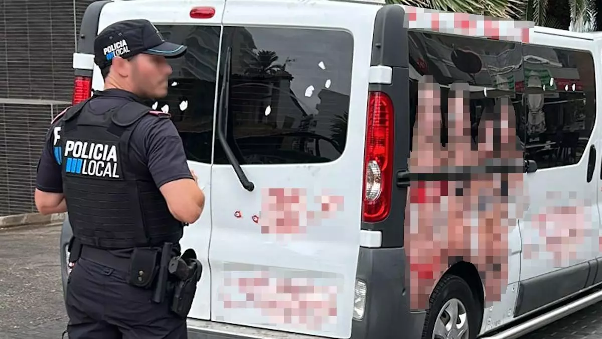 La Policía Local denuncia a una empresa por anunciarse con chicas en tanga y en bikini en Palma