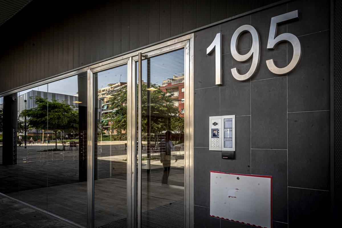 Portal de un edificio situado en una calle de Barcelona.