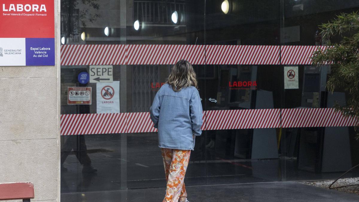 Una mujer se dirige hacia la puerta de una oificina de Labora de València, en una imagen reciente.