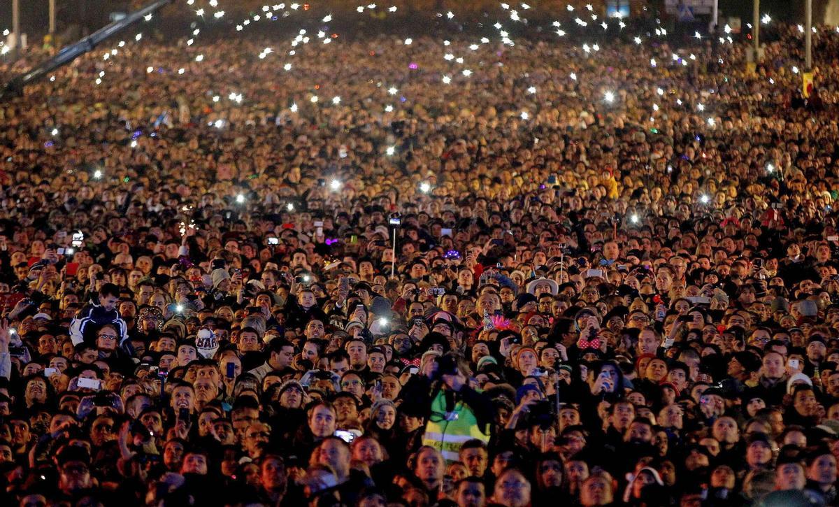 Miles de personas celebran el Año Nuevo en la montaña de Montjuïc (imagen de archivo).