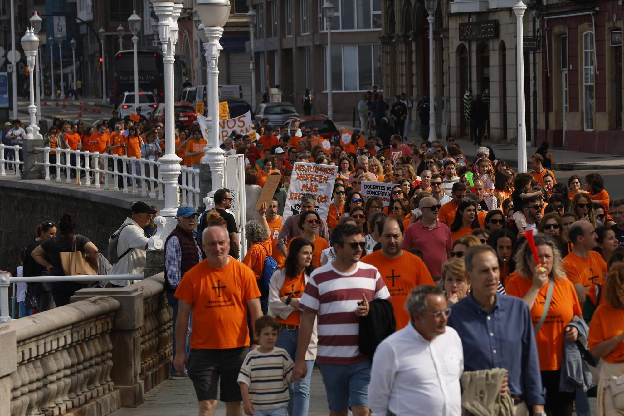 Así fue la gran concentración en Gijón por la educación concertada (en imágenes)