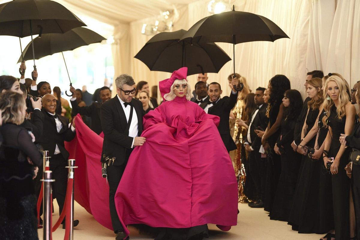 Llega Lady Gaga en modo Papisa a la Gala Met