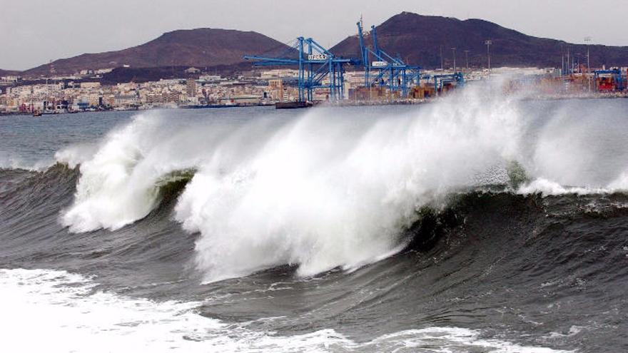 Olas en la capital durante la tormenta tropical Delta.