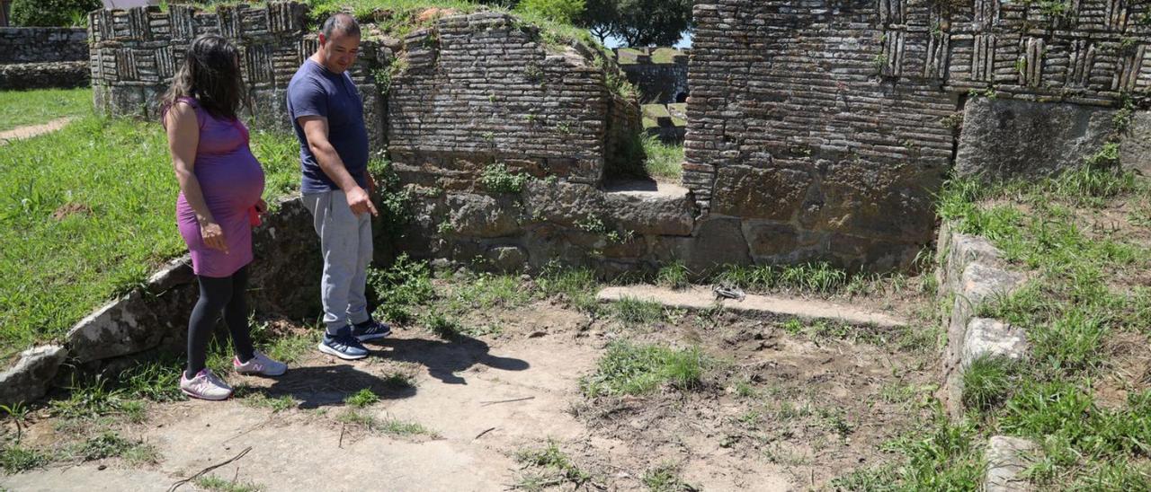 Vecinos de Valença muestran el lugar donde se encontraba el cañón robado. |   // ANXO GUTIÉRREZ