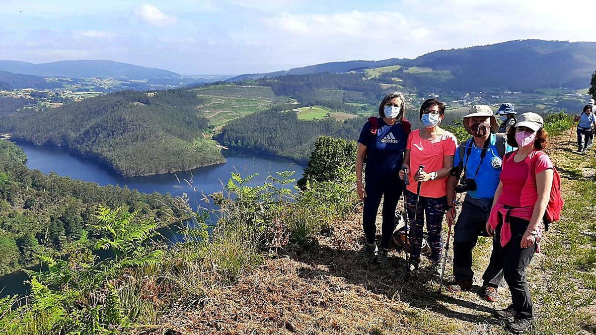 Los valdesanos Luisa Menéndez, Salvi Jano, Raúl García y Marta García, ayer, en un tramo de la ruta. | M. Á. Álvarez