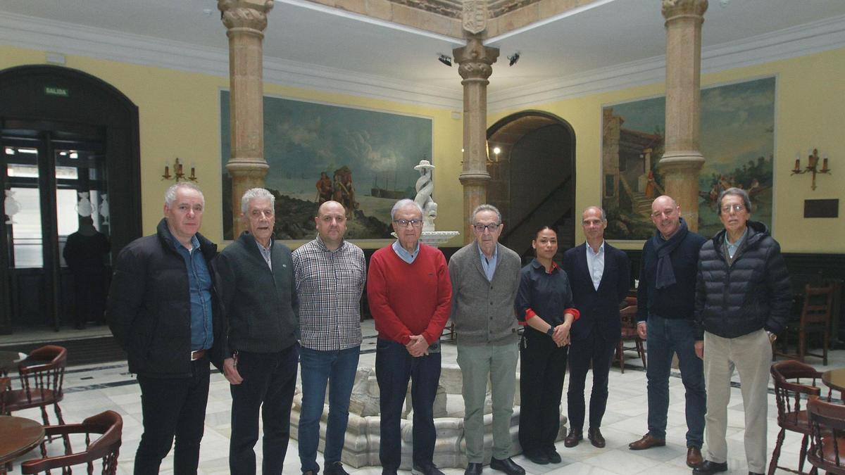 Directivos y personal del Liceo de Ourense, en el patio de columnas del pazo que es sede de esta sociedad cultural.