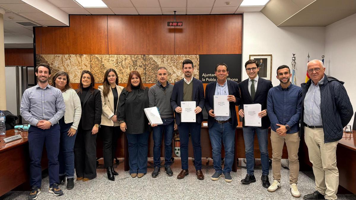 Equipo de gobierno municipal con las cuentas