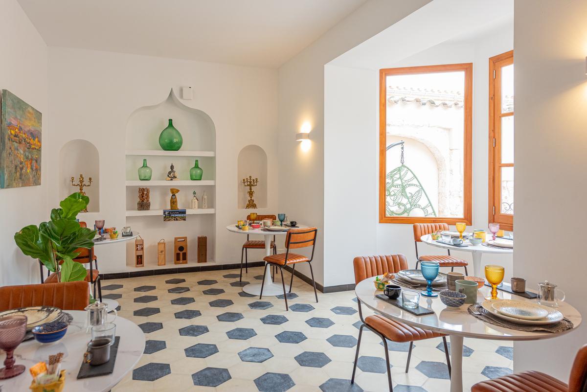 Disfruta de un revitalizante desayuno elaborado con productos locales frescos en su comedor o en la terraza.