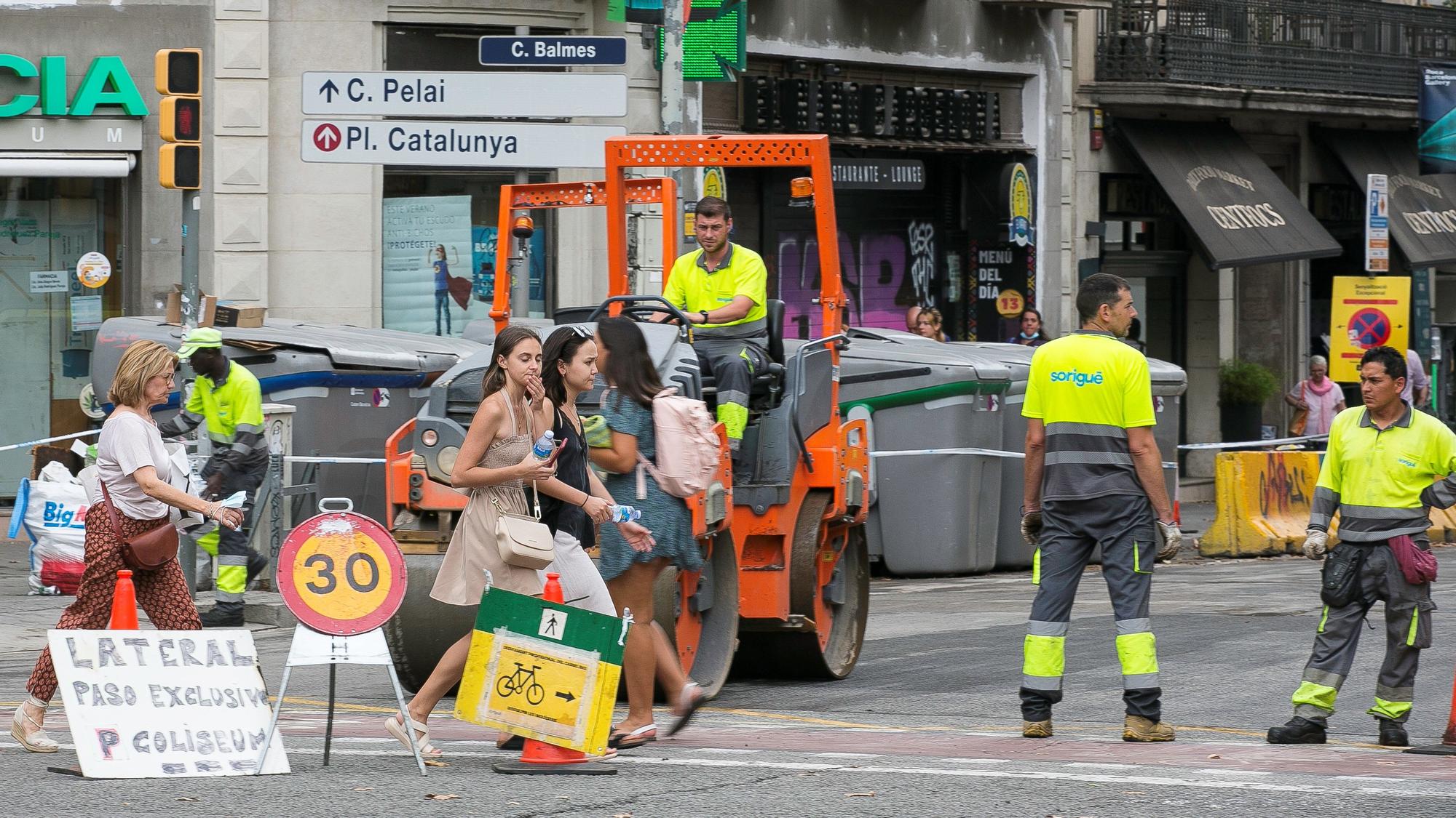 Barcelona 06/07/2022 Barcelona Están asfaltando la calle Balmes con Gran Vía asfalto asfaltado Fotografia de JOAN CORTADELLAS