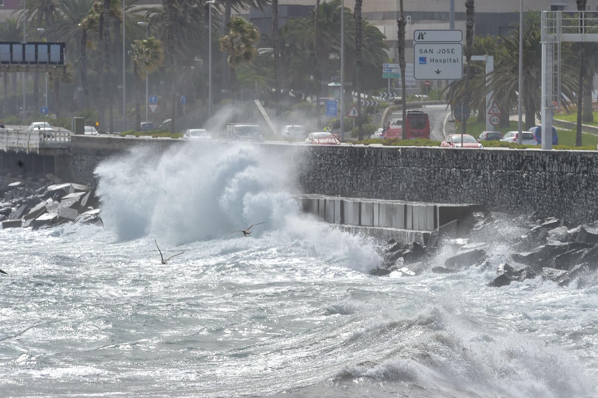 Paseo marítimo cortado al tránsito de personas, a la altura del Hospital Insular