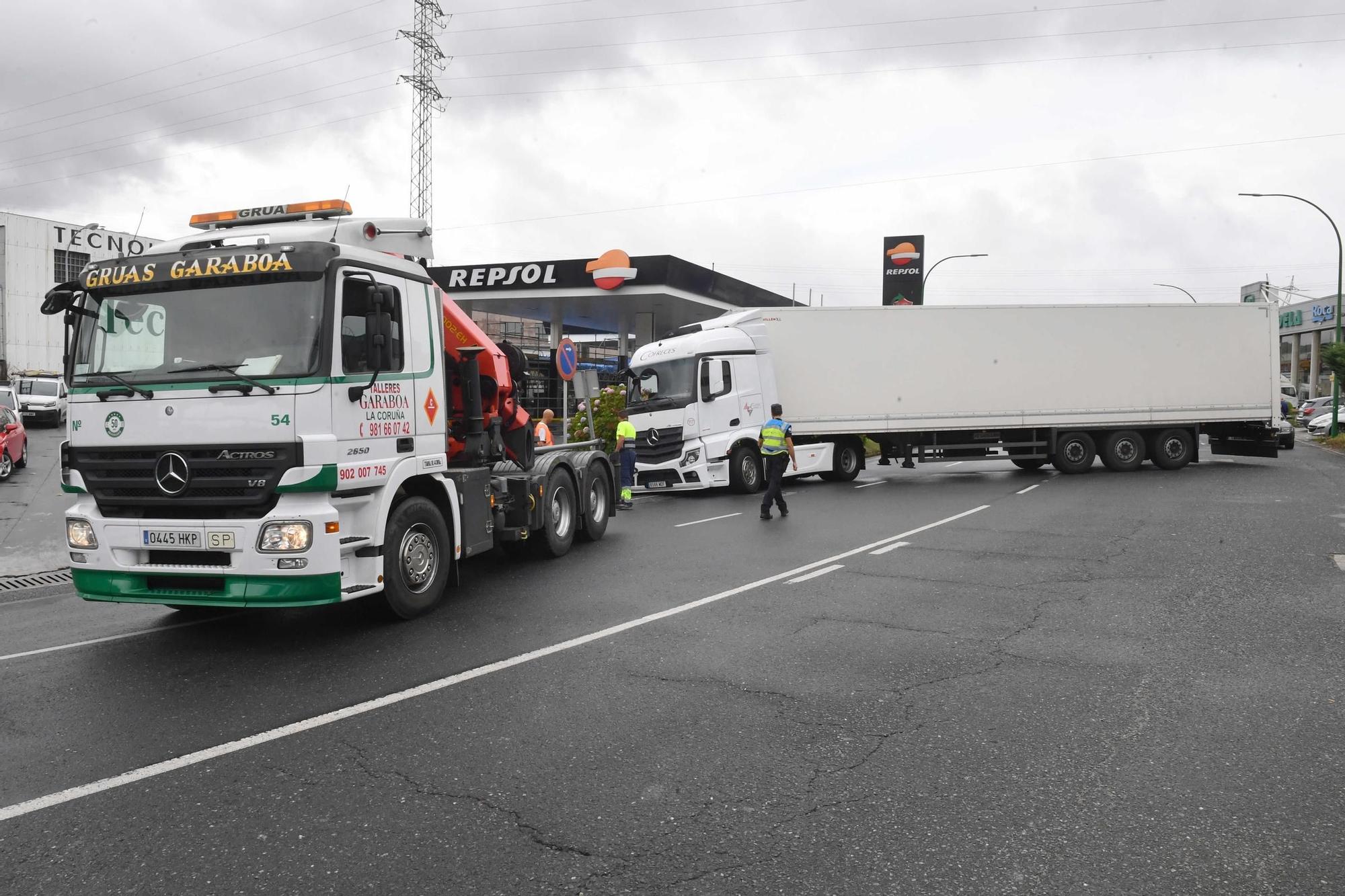 Un tráiler queda atascado en Pocomaco e interrumpe el tráfico en los accesos al polígono