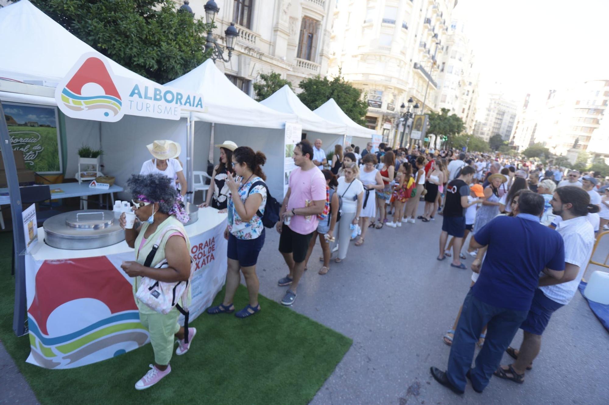 Cientos de personas y degustaciones gratis en el Día de la Horchata en València