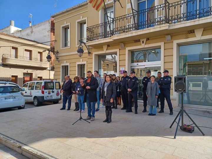 La Pobla de Farnals. Miembros de la corporación local durante el minuto de silencio.