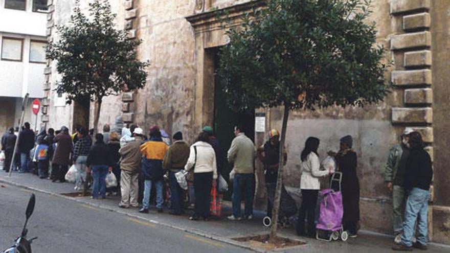 Cola de personas ante espera en el comedor de los Capuchinos.