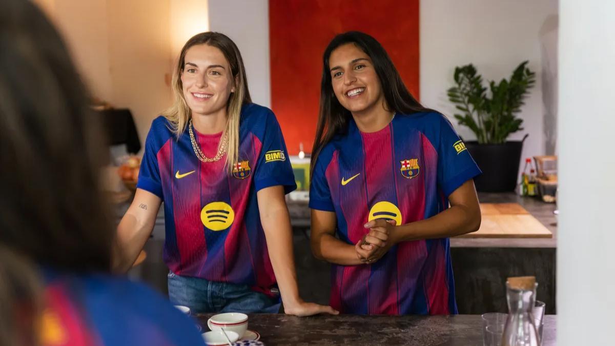 Alexia Putellas y Kika Nazareth posan con la camiseta del barça para la temporada 2025/26