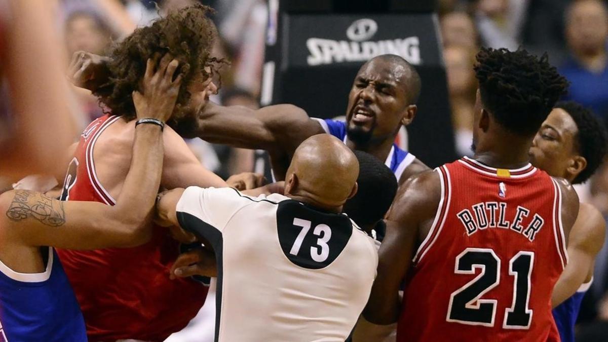 Serge Ibaka (Raptors) lanza un puñetazo a Robin Lopez (Bulls)