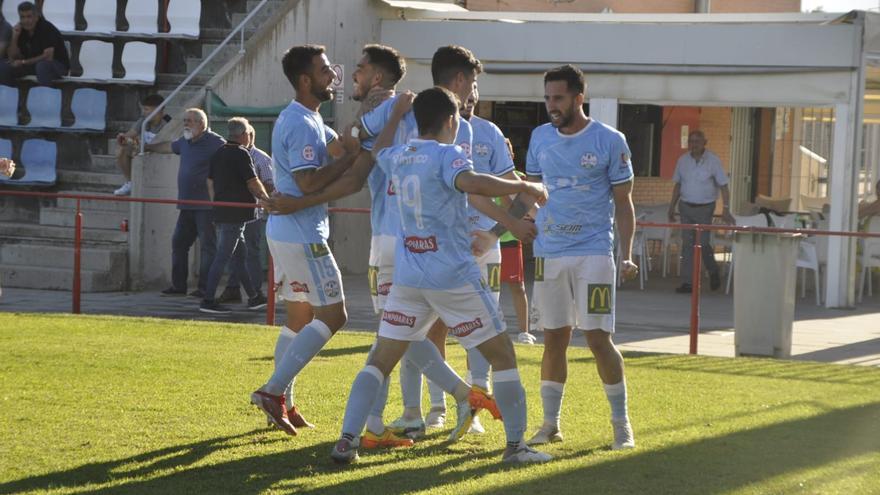 Los jugadores celestes celebran el gol de Diego Domínguez, que significaba el 0-1 ante el Cartaya, este sábado.