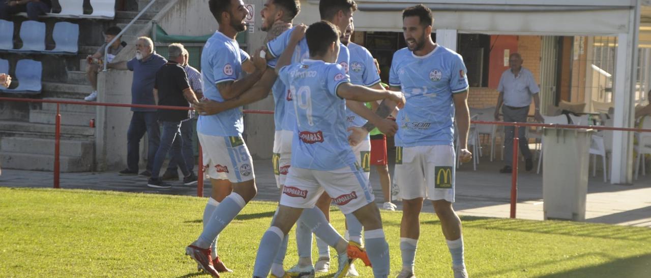 Los jugadores celestes celebran el gol de Diego Domínguez, que significaba el 0-1 ante el Cartaya, este sábado.