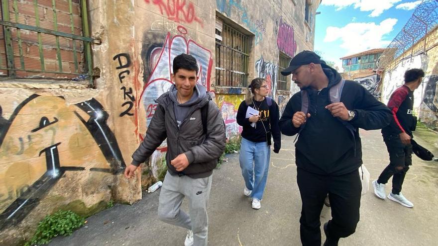VÍDEO | Los residentes de la antigua cárcel de Palma no han firmado la notificación policial: “Es inhumano que nos den diez días, nos vamos a asesorar”
