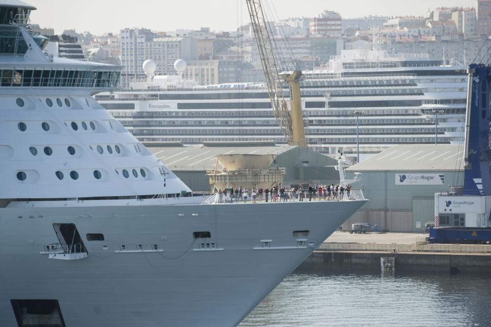 La ciudad registra un nuevo récord de visitantes, entre turistas y tripulación, con el atraque de 'Independence of the Seas', 'Koningsdam' y 'Mein Schiff' en el puerto de A Coruña.