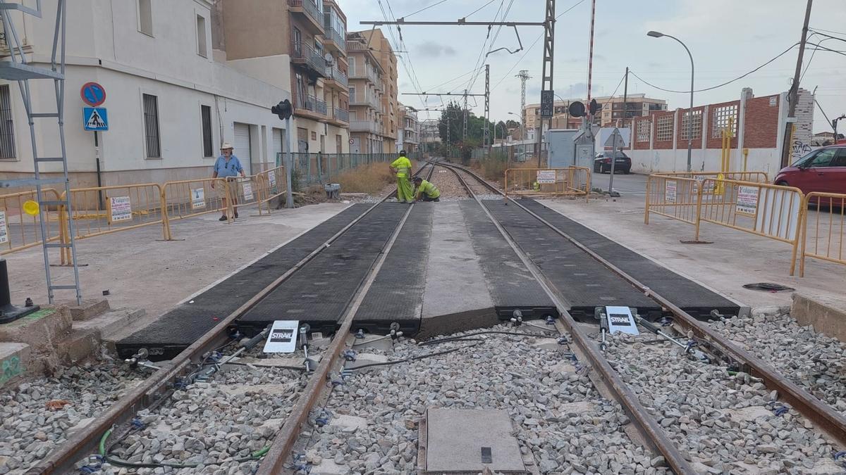 Operarios realizan trabajos de renovación de un paso a nivel de la red de Metrovalencia