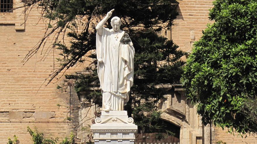 Estatua de Osio en la plaza de Capuchinas.