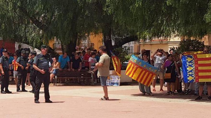 Algunos de los manifestantes de extrema derecha que acudieron a Barxeta.