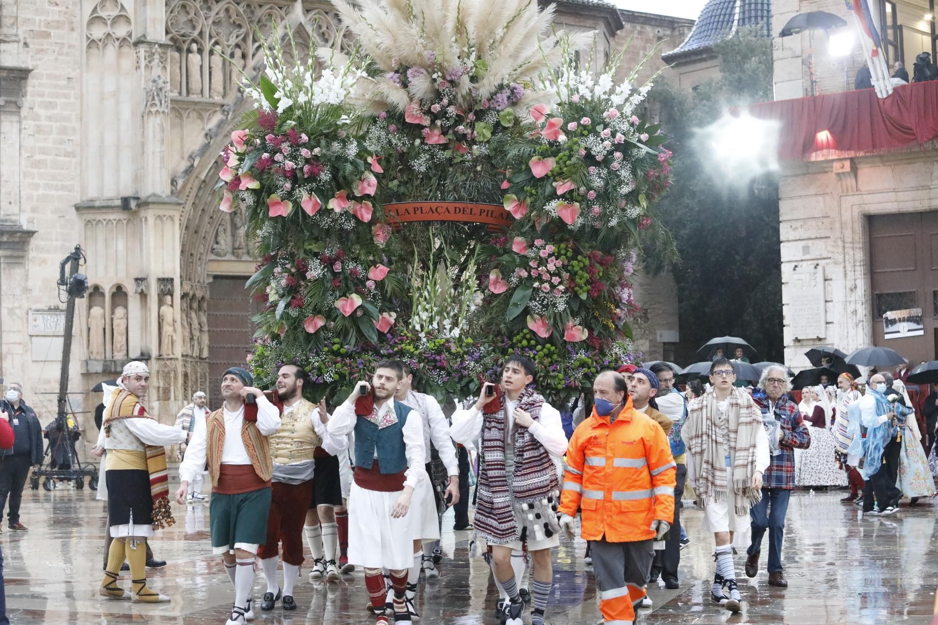 Búscate en el primer día de ofrenda por la calle Quart (entre las 18:00 a las 19:00 horas)