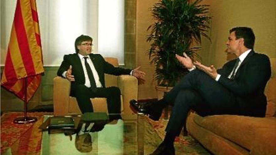 Carles Puigdemont i Pedro Sánchez conversen al Palau de la Generalitat.