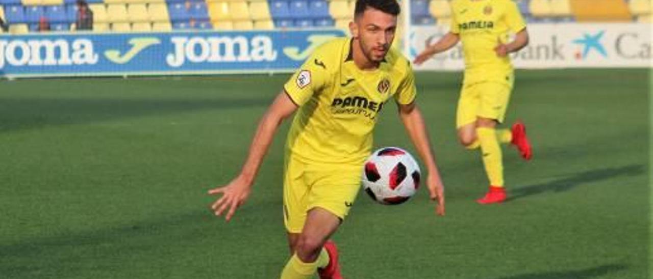 Iván Martín controla el esférico en un partido en el Mini Estadi.