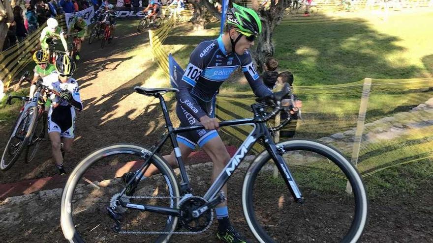 El corredor del Club Ciclista Maceda Iván Feijóo, al frente de la carrera en Valencia. // FdV