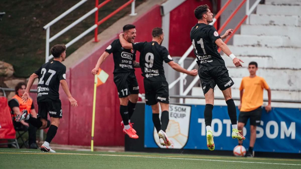 Els jugadors de l&#039;Olot celebren el primer gol del partit.