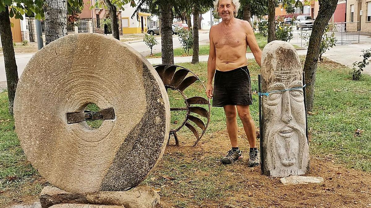 Antonio López Gallego junto al monumento que ha elaborado para Carbajales con piedras del molino. | Ch. S.