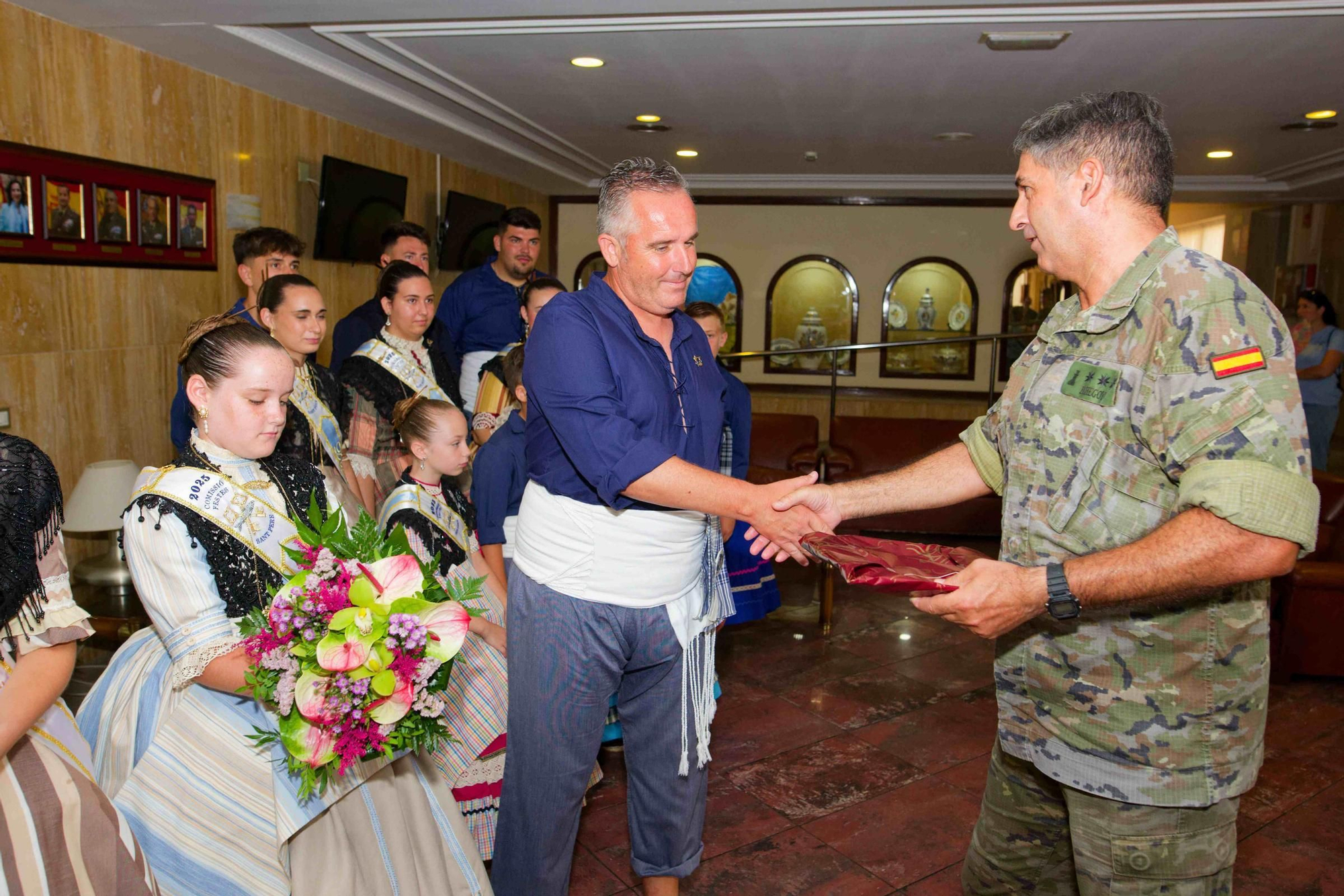 Visita de las reinas de las fiestas del Grau a la residencia militar La Plana