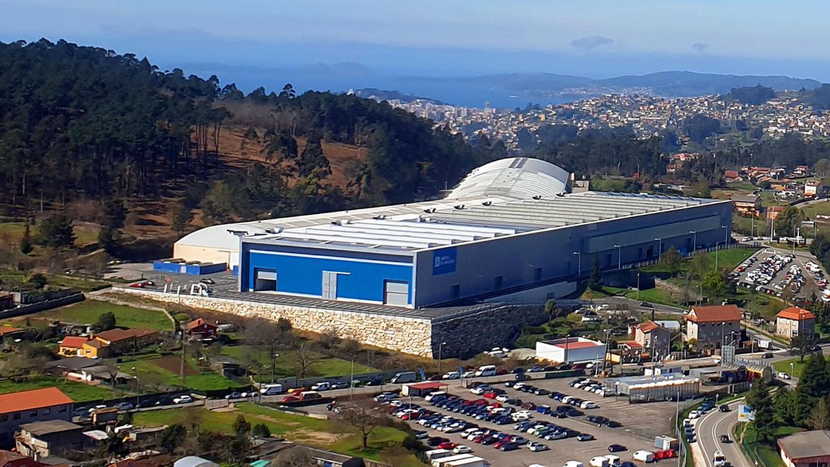 Vista general del Instituto Ferial de Vigo (Ifevi) junto a los montes de Cabral.