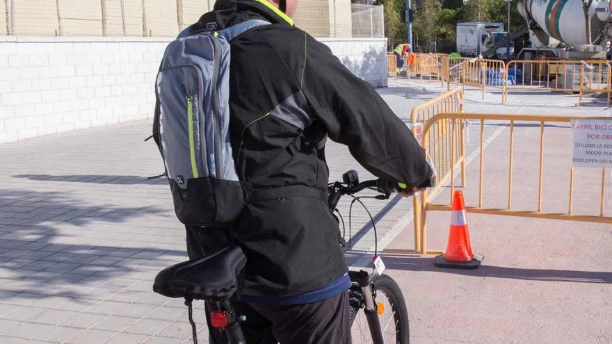 Un ciclista en Alicante en imagen de archivo