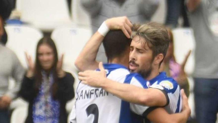 Luisinho abraza a Juanfran durante un duelo del pasado ejercicio.