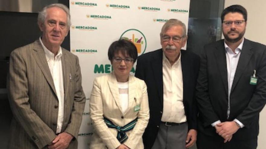 Representantes de los Bancos de Alimentos y Mercadona, durante el acto.