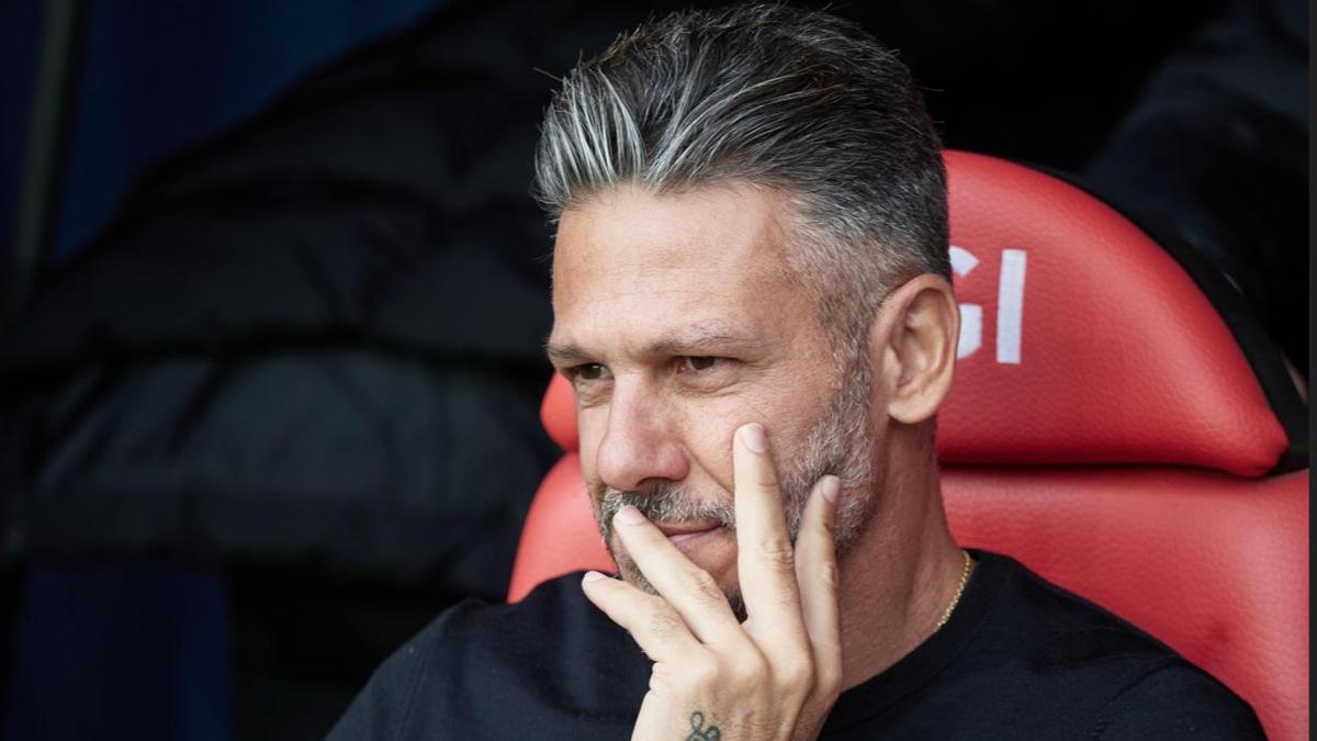 Demichelis, sentado en el banquillo de El Sadar.