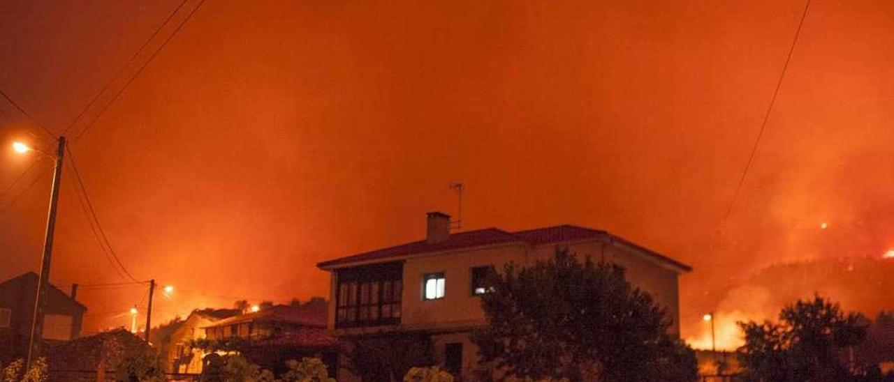 El incendio de Vilamaior do Val, Verín, cercó las casas en A Fraira, Vilardevós. // Brais Lorenzo