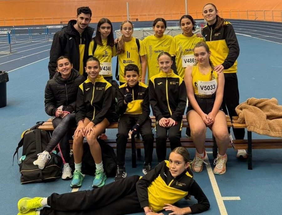 Algunas de las atletas con su entrenador.