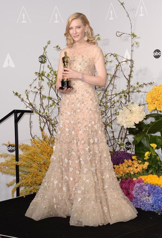 Cate Blanchett brilló con un look empolvado de Armani