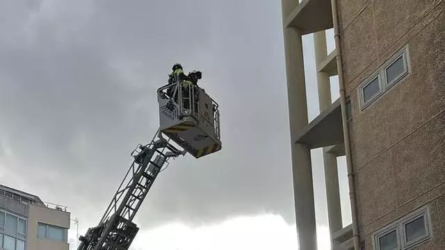 El temporal de viento multiplica las incidencias de los bomberos por toda A Coruña