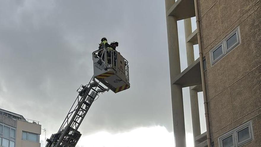 El temporal de viento multiplica las incidencias de los bomberos por toda A Coruña