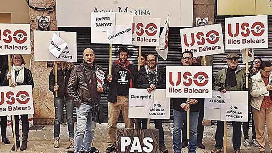 Miembros de USO se concentraron ayer frente al Parlament para denunciar la suspensiÃ³n del acuerdo.